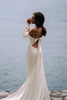 Anu-Kleid mit italienischem Meer im Hintergrund