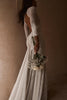 Seiten- und Rückenaufnahme des Pierlot-Kleides mit weißem Bouquet