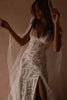 Model tanzt in Solstice-Kleid und Schleier