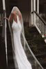 Die Braut trägt ein Goldie-Kleid, während sie die Treppe hinaufgeht